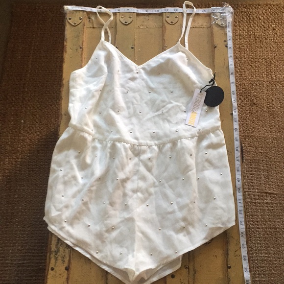 NWT AMUSE SOCIETY REVOLVE JUMPSUIT ROMPER IVORY GOLD EMBE ROMPER M - Picture 3 of 16